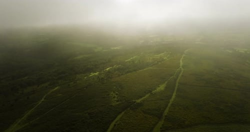 Niedrige Wolkenlichtung über dem Dartmoor-Nationalpark, Luftbild