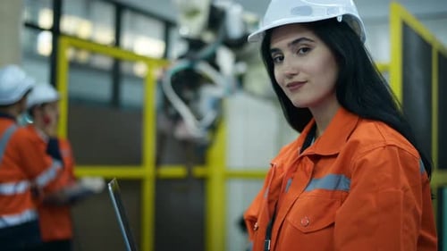 Um grupo de engenheiros de robótica trabalhando com Programação e Manipulação da Mão Robótica