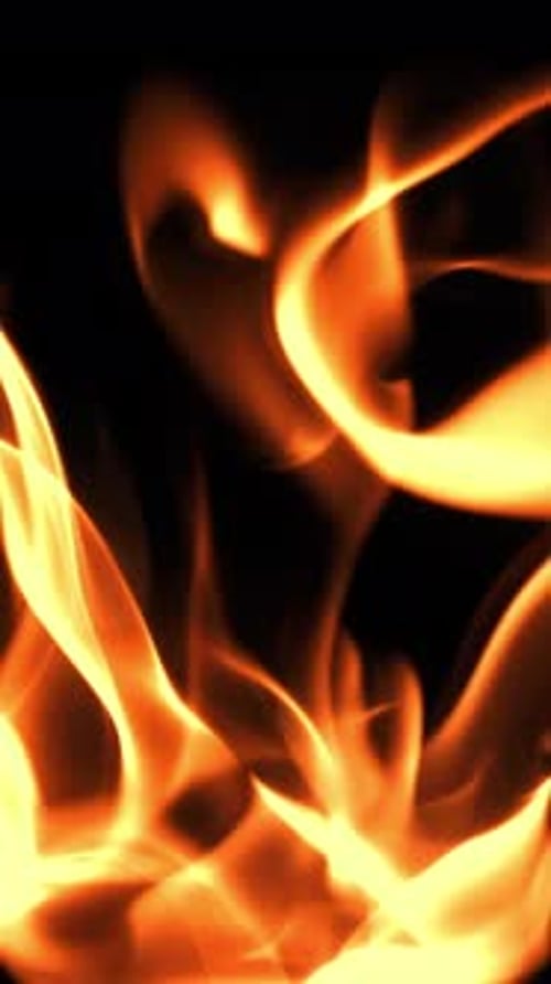 Das warme Glühen des Feuers flackert über einer stillen Zusammenkunft im Freien, gefilmt mit einer Hochgeschwindigkeitskamera mit 1000 Bildern pro Sekunde