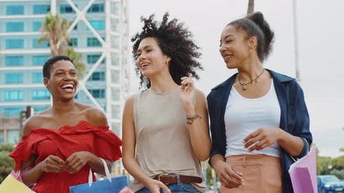 Lindas moças passando tempo juntas e se divertindo.