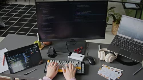 Vista desde arriba de una Programadora Mujer Escribiendo Código con la Ayuda de un Agente de Inteligencia Artificial