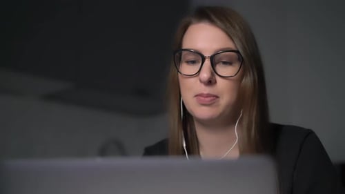 Pessoa usando o laptop