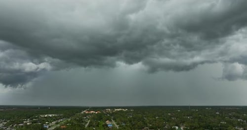 Nuvens tempestuosas se formando durante uma tempestade no céu escuro se movendo e mudando o clima da paisagem nublada