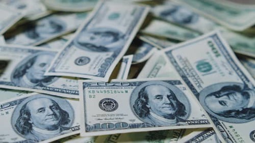 Hundert-Dollar-Scheine in Zeitlupen-Nahaufnahme der US-Währung