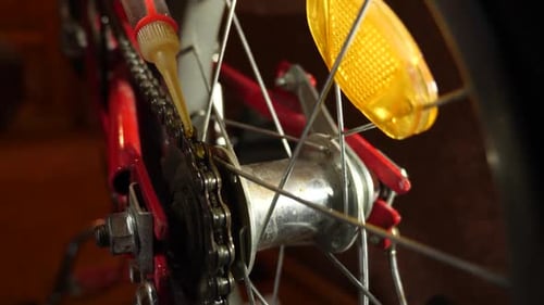 T42, Lubricate the bicycle chain with oil. Bicycle maintenance and care.