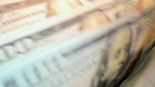 Nahaufnahme der Währungszählmaschine Die Zählmaschine berechnet US-Geldscheine im Wert von 100
