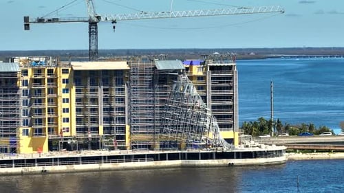 Vista aérea de andamios de construcción arruinados por el huracán Ian en un alto edificio de apartamentos en