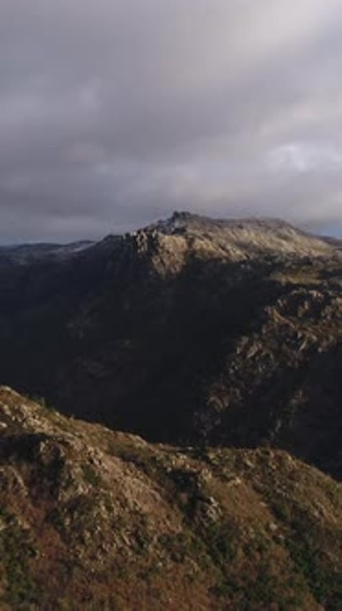 Vertikales Video der atemberaubenden Luftaufnahme von Mountain Peak
