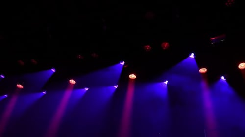 Spotlight-Folien der Musikbühne während des Konzerts oder der Show