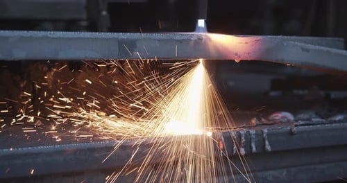 Plasmaschneider schneidet Metall in einem Industrieunternehmen - Hohe Energie durch Wärme und Strom -