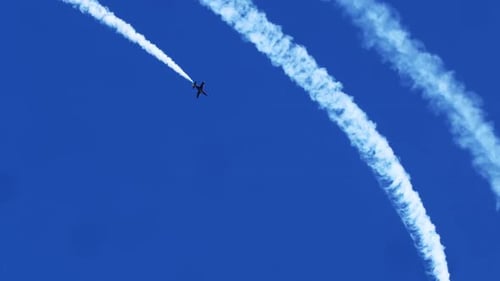 Avião mergulha abruptamente com trilha branca mostrando habilidade acrobática e descida rápida