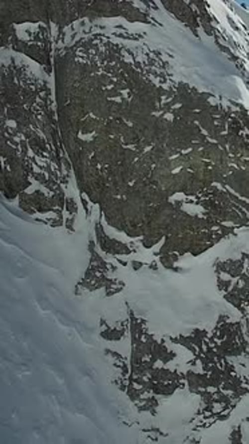 La ladera de una montaña cubierta de nieve en medio de un paisaje invernal que inspira asombro y asombro