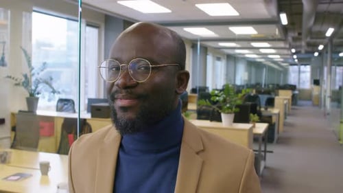 Porträt eines lächelnden afroamerikanischen Managers im Open Space Office