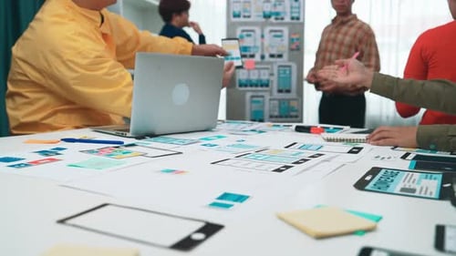Team von Designern arbeitet an Benutzeroberflächenmodellen Mock-ups einem modernen Büroraum mit Schwerpunkt auf Inno