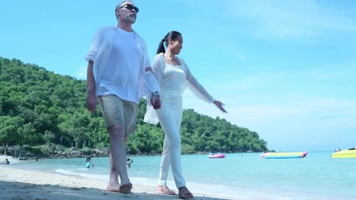 Interracial couple with the joy of traveling to the beautiful blue sea