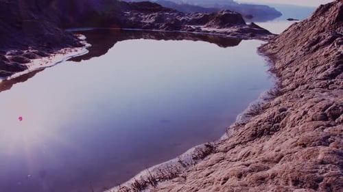 Das Wasser in einem kleinen Krater in der Nähe der Rocky Mountains an heißen Tagen