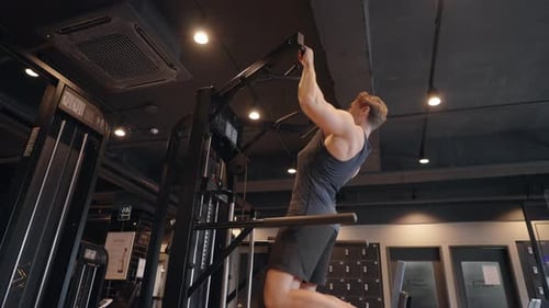 Pull-up. Homme fort pratiquant le pull-up dans une salle de sport. Homme athlétique faisant des tractions. Bodybuilder
