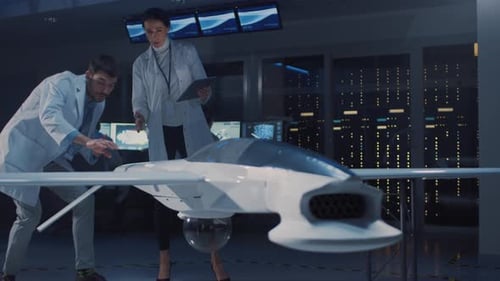 Réunion des ingénieurs aérospatiaux travaillant sur un prototype de véhicule aérien sans pilote/Drone. Sciences de l'aviation