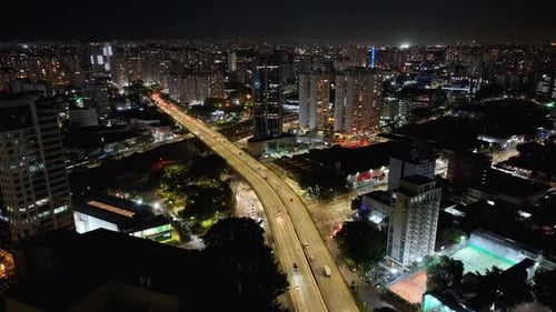Horizonte de São Paulo em São Paulo, Brasil. Paisagem urbana deslumbrante à
noite.