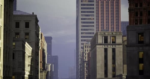 Horizonte de la ciudad durante el crepúsculo con siluetas de edificios y luz suave
