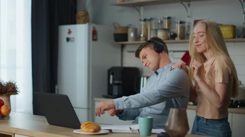 Namorada dançando, namorado, cozinha