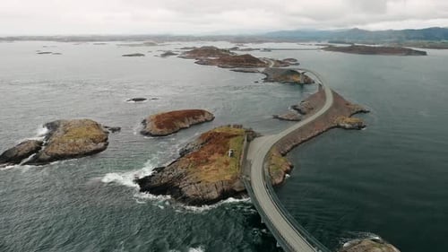Caminho intrincado da Estrada do Oceano Atlântico serpenteia pela água