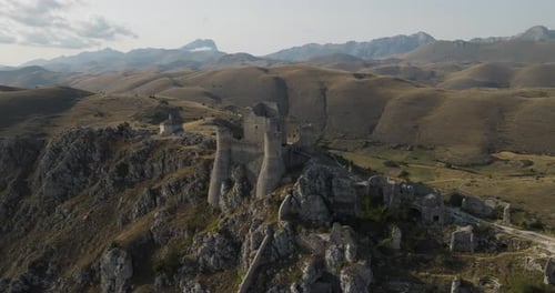 Luftaufnahme von Rocca Calascio und Kirche, Italien.