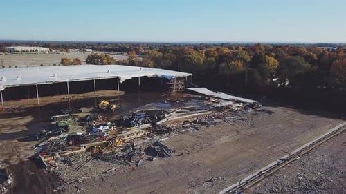 orbite aérienne du site de déconstruction du bâtiment