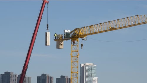 Mann arbeitet ohne Sicherheitsausrüstung an einem Derrick