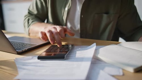 Mann, Handzähler im Heimbüro, Nahaufnahme, Buchhalter unzufrieden