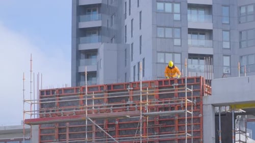 Un ouvrier du bâtiment travaille à l'installation du coffrage et au renforcement du béton
