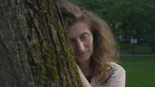 Escondido atrás de uma árvore