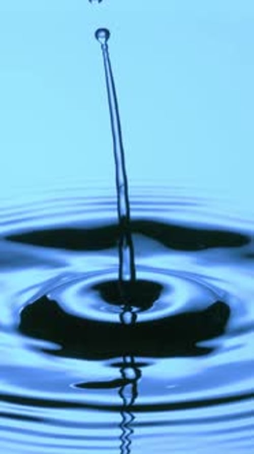 Wassertropfen, der in Zeitlupe fällt und spritzt. Vertikales Video.