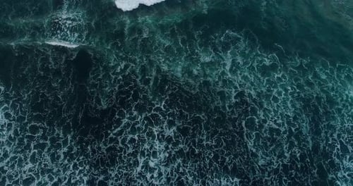 Meeresbrandwellen, die auf den Strand prallen, aus der Luftperspektive