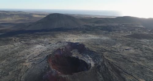 vista aérea del cono del volcán Fagradalsfjall