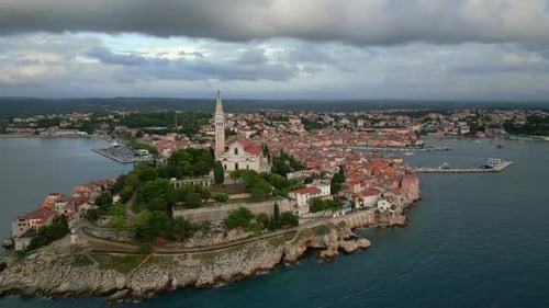Panorama aéreo al atardecer del casco antiguo de Rovinj, famosa ciudad croata antigua en el mar