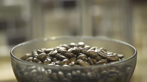 Panier de haricots grillés secoué et déplacé avec le moulin à café dans la cuisine pendant la nuit