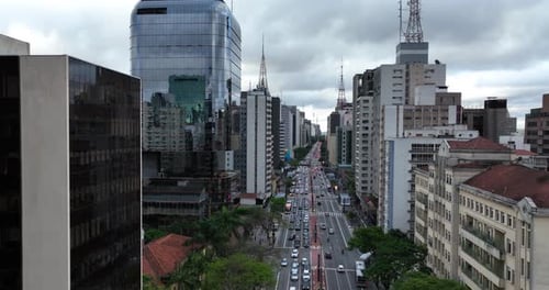 Vista aérea da Avenida Paulista e dos arranha-céus, Brasil.