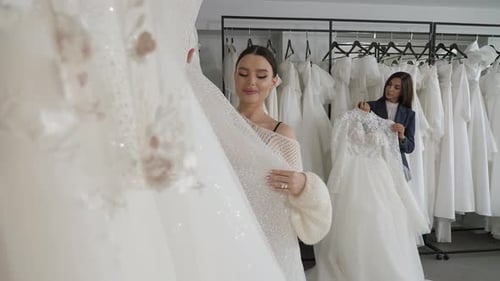 Duas lindas noivas escolhem um lindo vestido de noiva em um salão de casamento