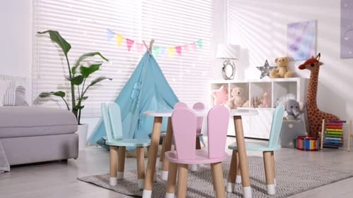 Chambre d'enfant avec mobilier, wigwam, jouets et drapeaux colorés. La caméra avance