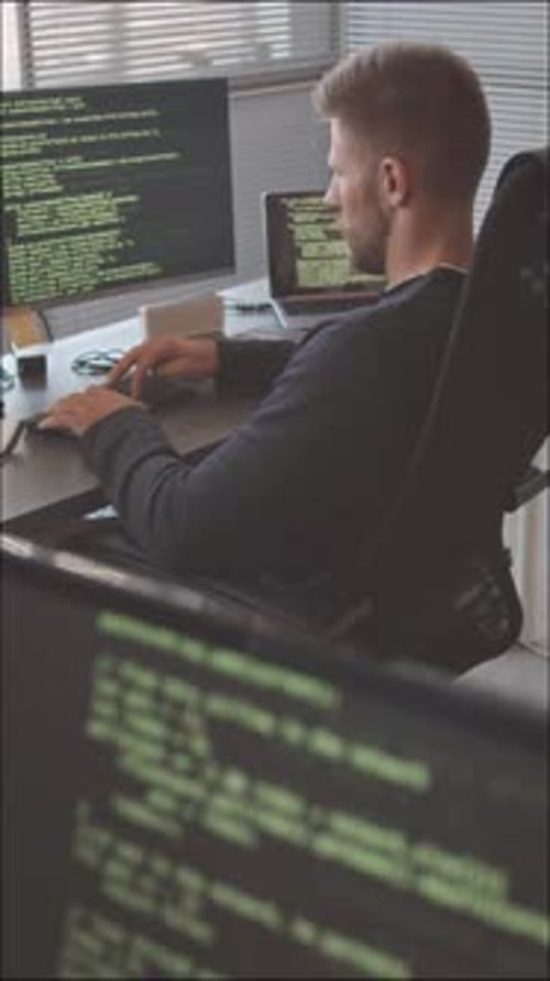 Développeur de logiciels tapant du code sur ordinateur