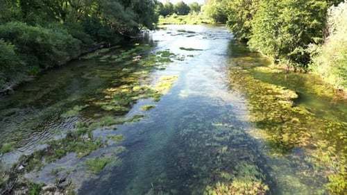 Luftaufnahme der Drohne von oben auf den grünen Fluss Sana