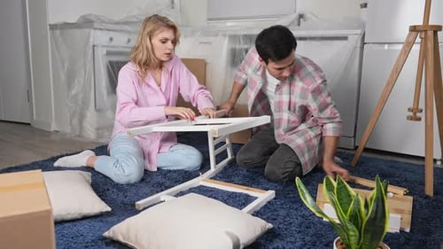 Assemblée de couple, nouvelle maison, meubles Ikea, famille, déménagement dans une maison, chaise de cuisine
