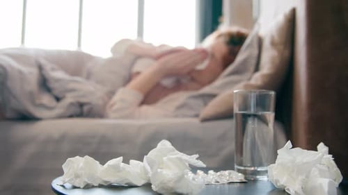 Fille malade de race blanche seule à la maison, couchée, souffrant d'un virus, d'un rhume, d'un mal de tête, d'une femme en mauvaise santé