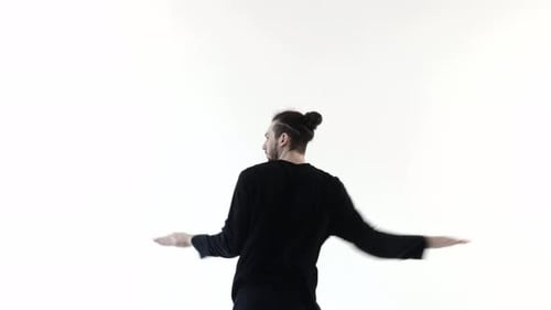 Bailarina profesional realiza movimientos de manos y cabeza de hip-hop