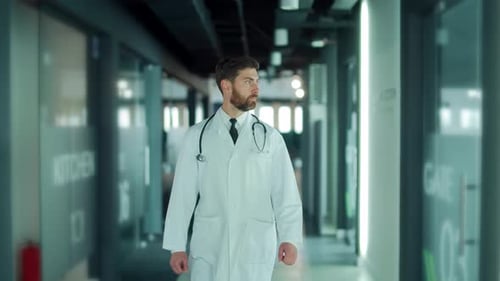 der Arzt geht den leeren Korridor eines Krankenhauses oder einer modernen Klinik entlang. Arzt muss gehen. Portrait