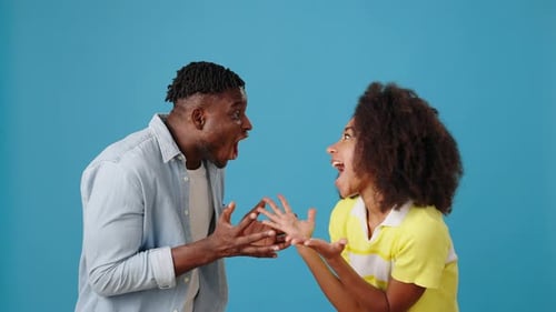 Emotionaler afroamerikanischer Mann und Frau schockiert vor Überraschung