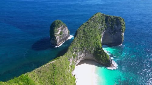 Kelingking beach.