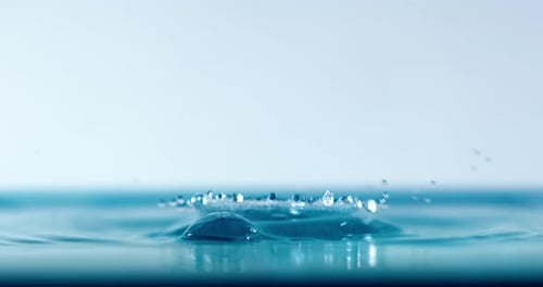 Nahaufnahme von Wasserfällen in Superzeitlupe.