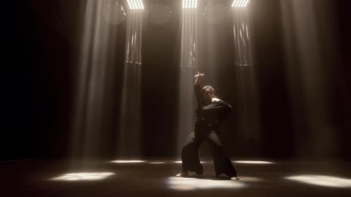 Los movimientos dinámicos de la mujer bajo las luces del estudio